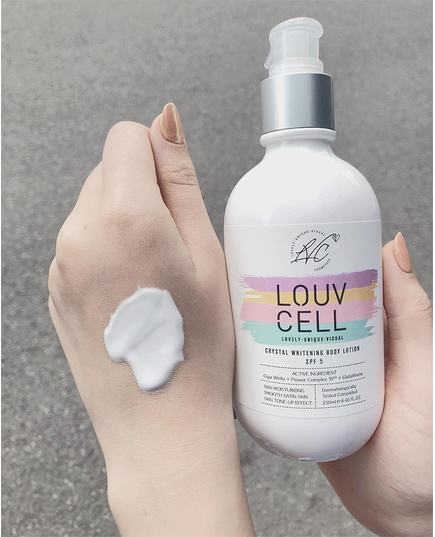 Hình Ảnh Louv Cell Crystal Whitening Body Lotion SPF5 - Sữa Dưỡng Thể Trắng Da (250ml), Tùy Chọn: 250ml, 3 hình ảnh - sieuthilamdep.com Hình Ảnh Louv Cell Crystal Whitening Body Lotion SPF5 - Sữa Dưỡng Thể Trắng Da (250ml), Tùy Chọn: 250ml, 3 hình ảnh - sieuthilamdep.com