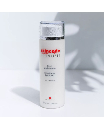 Hình Ảnh Skincode Essentials 3-in-1 Gentle Cleanser - Sữa Rửa Mặt Tẩy Trang, 2 hình ảnh - sieuthilamdep.com