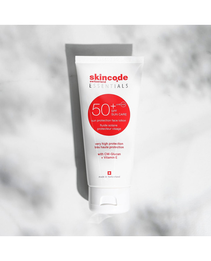 Hình Ảnh Skincode Essentials Sun Protection Face Lotion SPF50 - Kem Chống Nắng Cho Da Treatment (100ml), Tùy Chọn: 100ml, 2 hình ảnh - sieuthilamdep.com